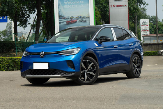 Vw ID.4 CROZZ EVの電気自動車の黒の内部の秒針車